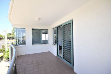 Great Lifestyle Location - Opposite Cotton Tree Park - Photo 3