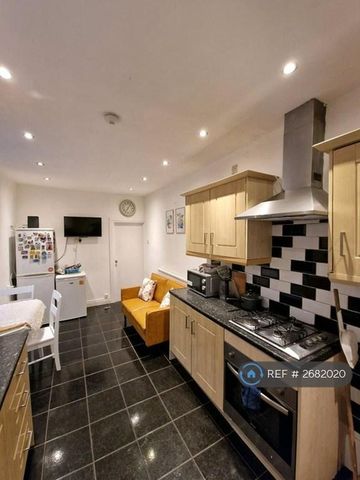 1 bedroom in a house share to rent - Photo 3