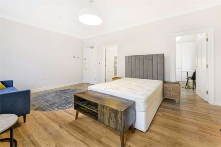 A beautiful studio apartment on this prestigious garden square in the heart of Prime South Kensington. - Photo 2