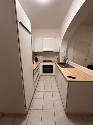 INSTAPKLAAR GELIJKVLOERS APPARTEMENT IN CENTRUM IEPER MET APARTE SLAAPKAMER - Foto 1