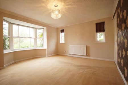 A 4 Bedroom House in Hatherley GL51 3YH - Photo 3