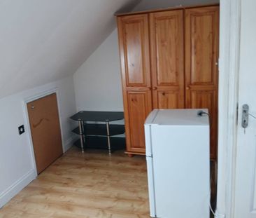 Loft room to let for single female only- Ilford - Photo 3