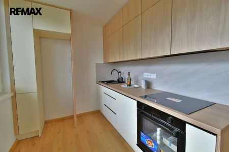 Pronájem moderně zrekonstruovaného bytu 2,5+1 s balkonem - Photo 3