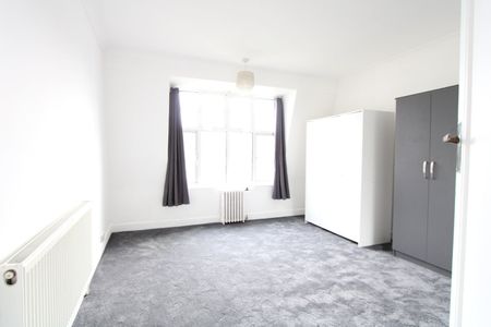 3 Bed Flat, Manor Court, SW16 - Photo 3