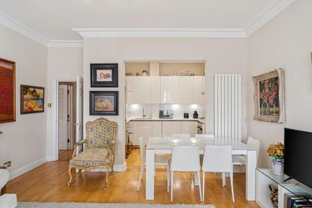 A bright and well-presented apartment with a private balcony, generous reception space and allocated off-street parking. - Photo 4