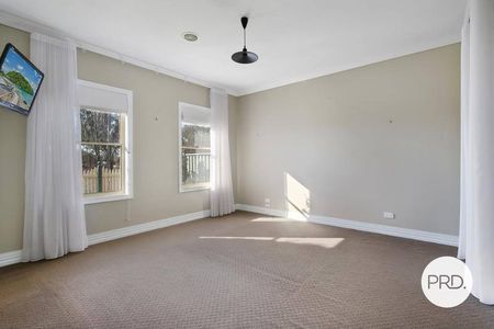 AMAZING LOCATION, STUNNING TOWNHOUSE! - Photo 4