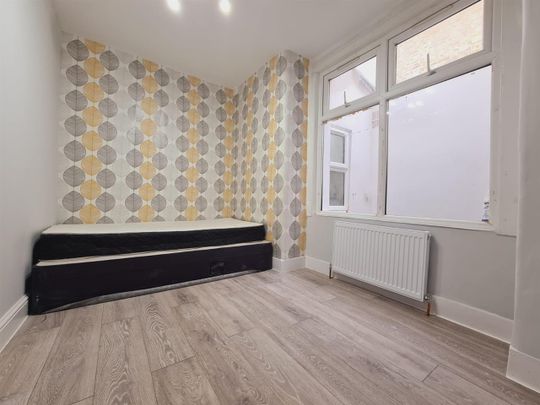 3 Bed Flat, Ruckholt Road, E10 - Photo 1