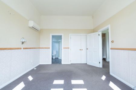 Large three-bedroom home - Photo 5