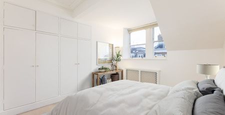 A bright and spacious three bedroom top floor apartment in a beautiful period building presented to a high standard. - Photo 4