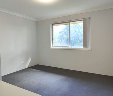 Close to transport, shops & Uni! - Photo 2