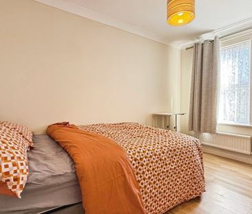 Terraced House to rent - Aspen Green, Erith, DA18 - Photo 6