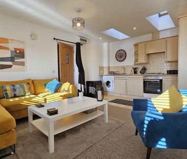 1 bedroom coach house to rent - Photo 1