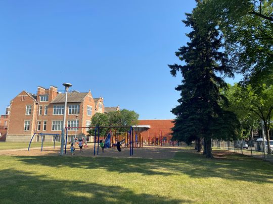 Hollycrest Manor - Photo 1