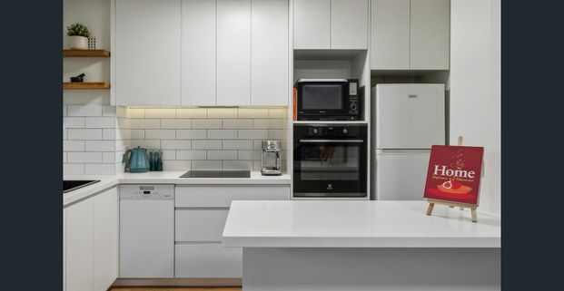 BEAUTIFULLY RENOVATED ONE BEDROOM - set off Pacific Highway lovely and quiet. - Photo 1