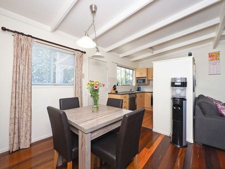 Spacious Family Home - Photo 3