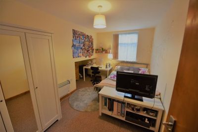 2 bedroom Flat in 1 Low Close Street, Leeds - Photo 2