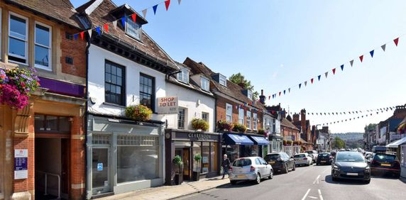 A two bedroom maisonette split over two floors, located on the Marlow High Street - Photo 2