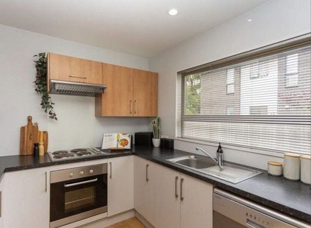 Spacious townhouse so close to the city! - Photo 3