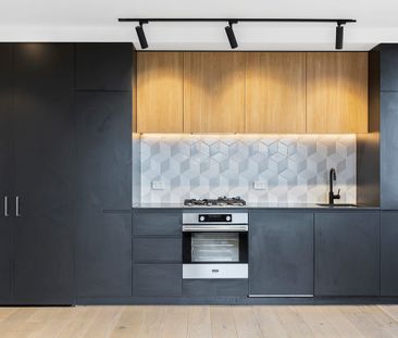 Spacious Light Filled Apartment ! - Photo 2