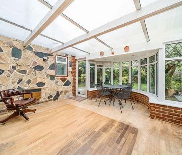 Manor Farm Avenue, Shepperton, Surrey, TW17 - Photo 1