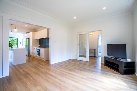 Newly-Renovated Charming 3-Bedroom Villa in New Lynn - Pets Negotiable! - Photo 3