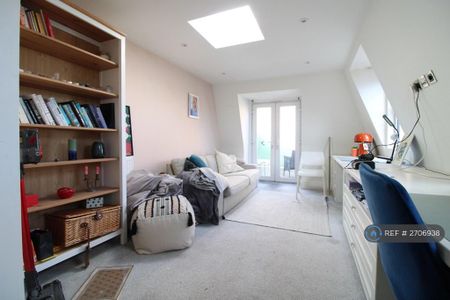 3 bedroom flat to rent - Photo 2