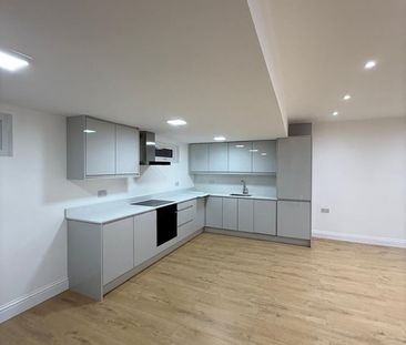 3 Bed Terraced House, Hampton Works, SW14 - Photo 4