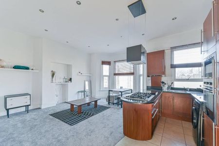 4 bedroom flat to rent - Photo 2