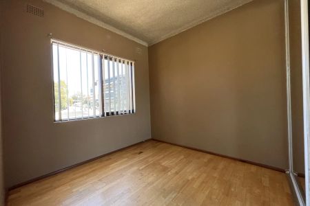 Spacious Unit - Conveniently Located - Photo 5