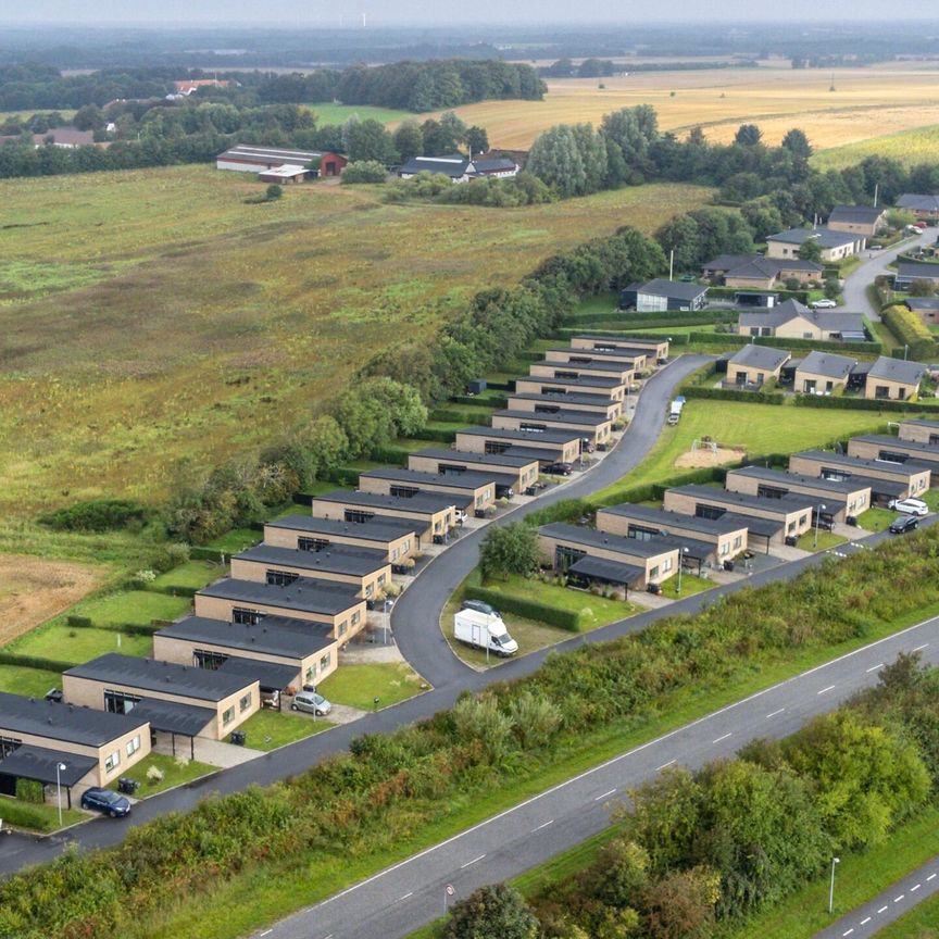 Rækkehus med højt til loftet og godt lysindfald - Foto 1