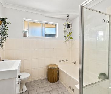 Charming Two Bedroom Villa In Convenient Location - Photo 3