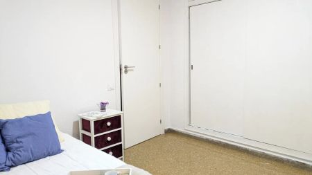 Room in a shared 5-bedroom apartment for rent in Morvedre - Photo 2
