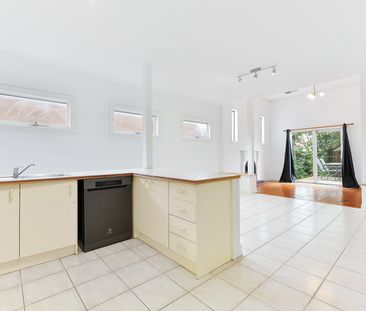 IMMACULATE THREE BEDROOM HOME - Photo 3