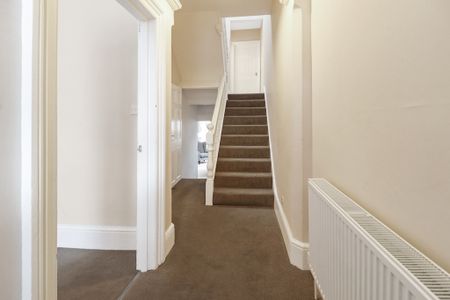 6 Bed Student Accommodation - Photo 3