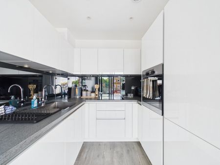Kempton House, London Square, 122 High Street,TW18 - Photo 5