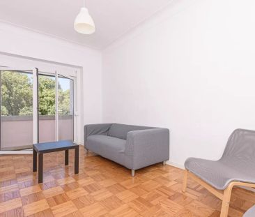 Rooms for rent in 4-bedroom apartment in São Domingos De Benfica - Photo 3