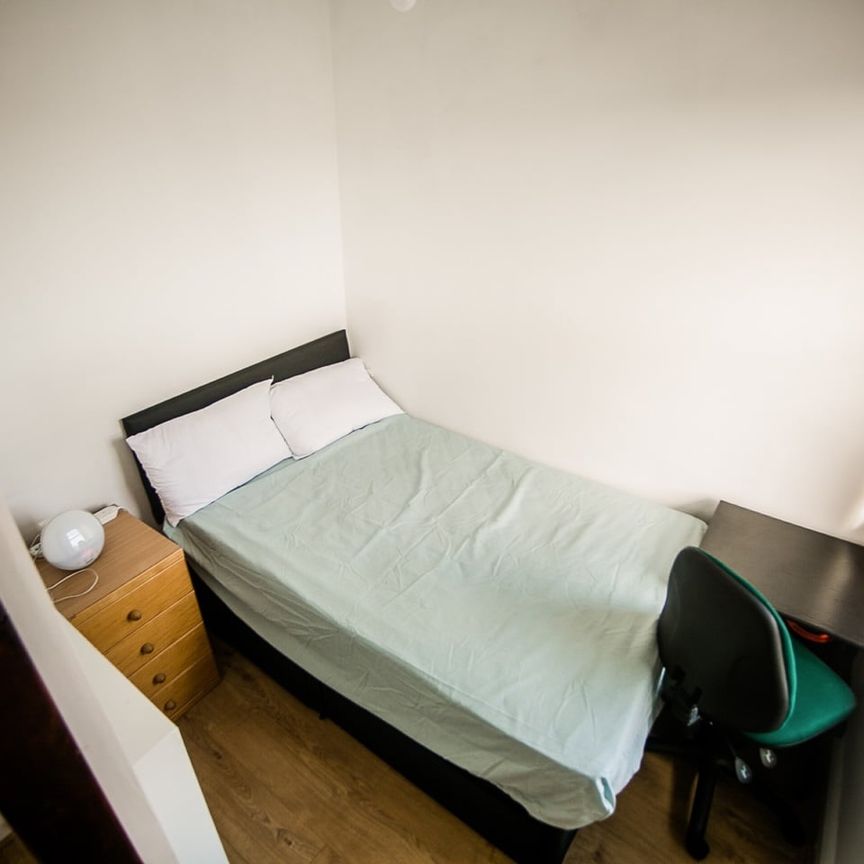 Room in a Shared House, Harehills Lane, LS8 - Photo 1