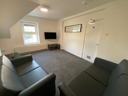 3 bedroom flat to rent - Photo 4