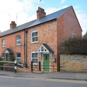 3 bedroom end of terrace house to rent - Photo 2