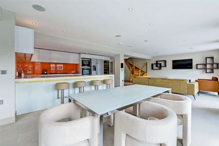 Superb furnished apartment in outstanding riverfront location with views to Windsor Castle over the River Thames. - Photo 3