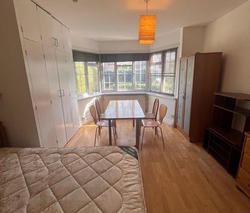 Studio Flat, Gloucester Gardens, NW11 - Photo 2