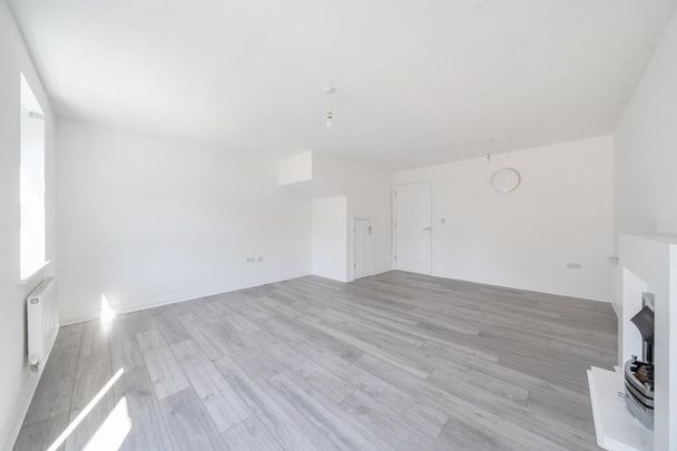 4 bedroom semi-detached house to rent - Photo 1