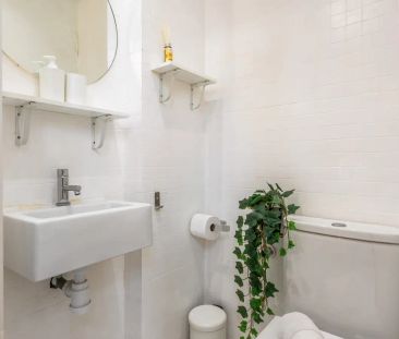 Room in a shared 5-bedroom apartment for rent in El Gòtic, no domiciliation allowed. - Foto 5