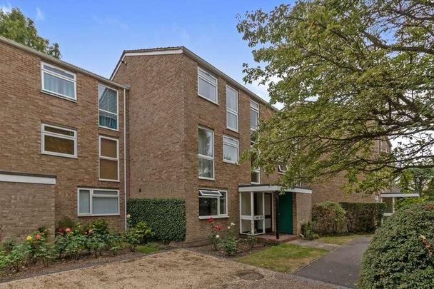 Harrowdene Gardens, Teddington, TW11 - Photo 1