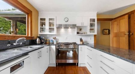 Charming 5BR Wanaka Home with Garden - Photo 2