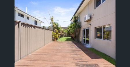 Coastal dual-level family home in central Palm Beach - Photo 2