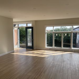 Spacious 3 Bedroom Apartment - Photo 2