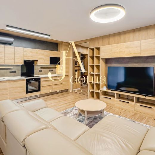 Pet-friendly a child-friendly. Prenájom nadštandardne zariadeného 3-izbového bytu s predzáhradkou – novostavba pri OC Bory Mall - Fotografia 1