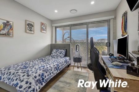 “PREMIUM FOUR BEDROOM FAMILY RESIDENCE With Solar Panels & Close to All Amenities!” - Photo 2