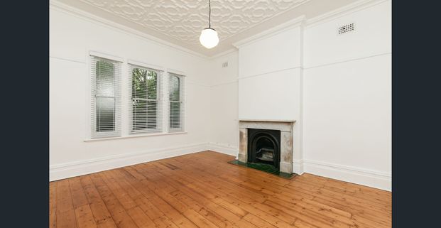 Renovated Victorian Studio - Private Courtyard - Photo 1